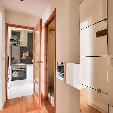 Lovely 1 Bedroom Flat Near Colonel Fabien Metro Station Parigi